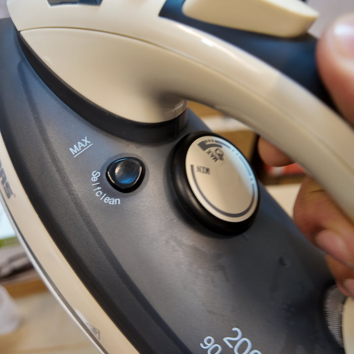 Geepas Ceramic Steam Iron GSI7788